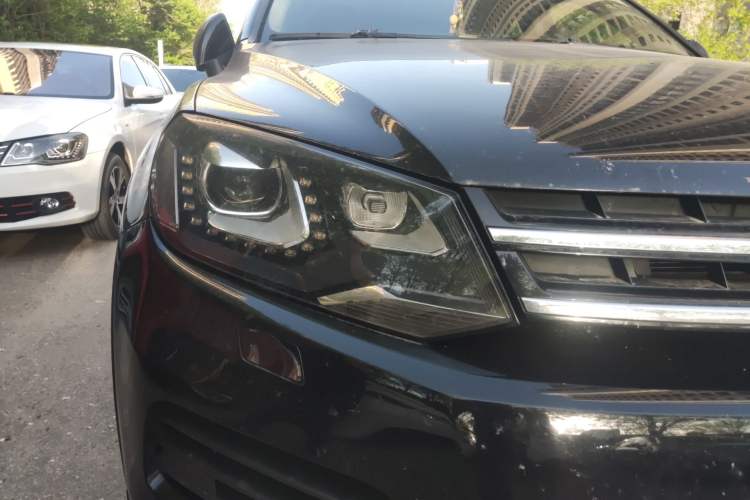 Used Volkswagen Touareg  Right Front Headlight