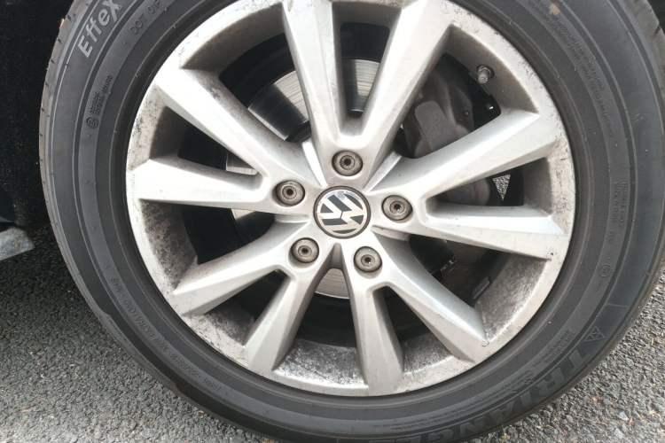 Used Volkswagen Touareg 2013 3.6L Off-Road Enhanced High-End Version Right Front Wheel Hub