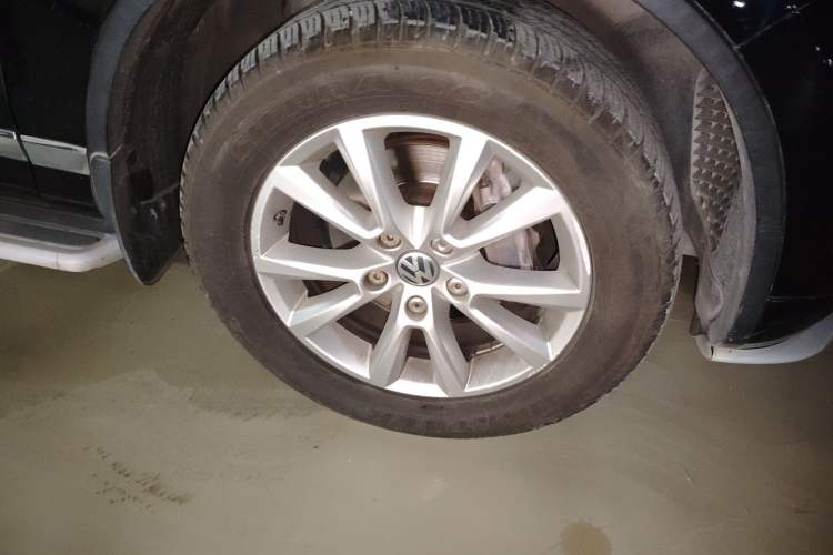 Used Volkswagen Touareg 2013 3.0 TSI Limited Luxury Edition Right Front Wheel Hub