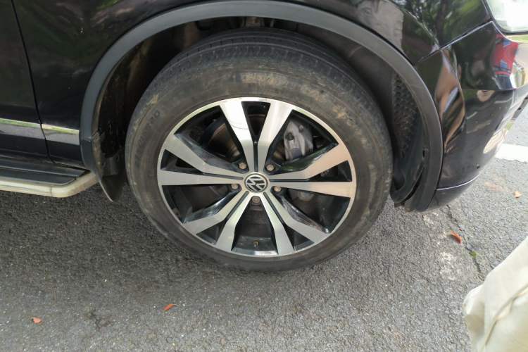 Used Volkswagen Touareg 2013 3.0 TSI Limited Luxury Edition Right Front Wheel Hub
