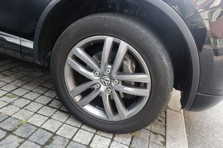 Used Volkswagen Touareg 2013 3.0 TSI X 10th Anniversary Limited Edition Right Front Wheel Hub