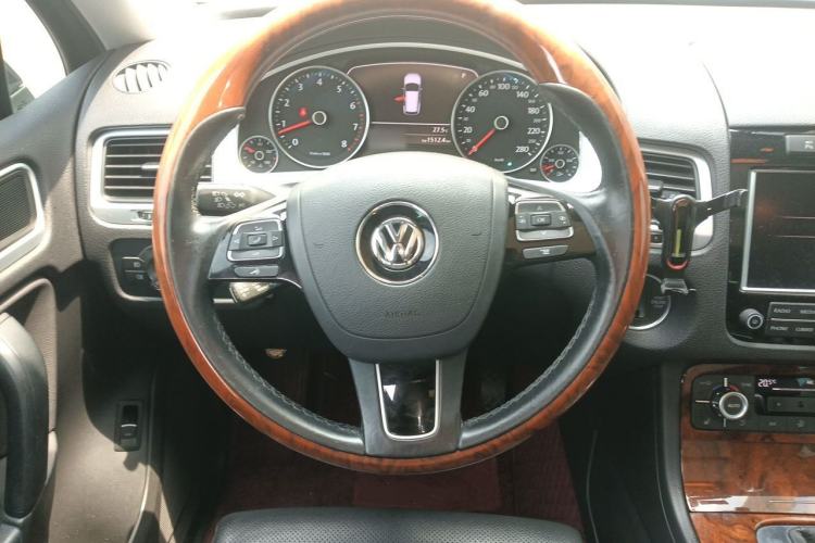 Used Volkswagen Touareg 2013 3.6L Off-Road Enhanced High-End Version Steering Wheel