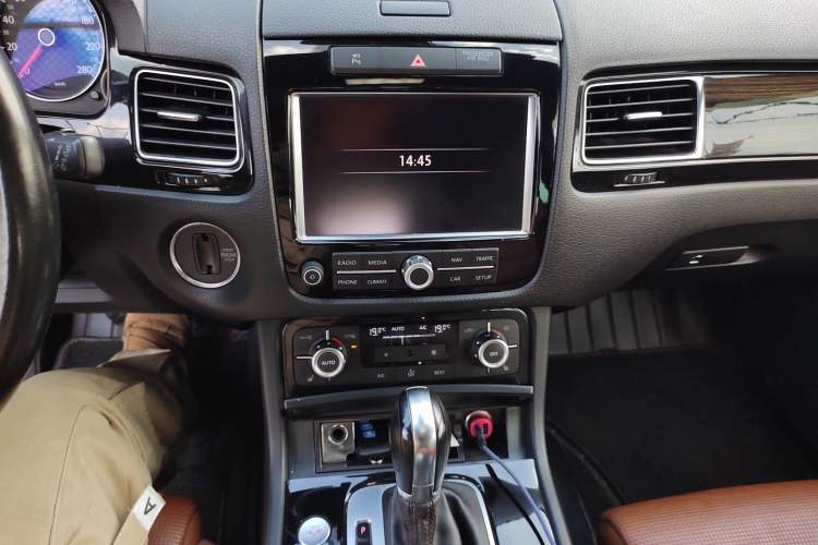 Used Volkswagen Touareg 2013 3.0 TSI X 10th Anniversary Limited Edition Audio And AC Panel