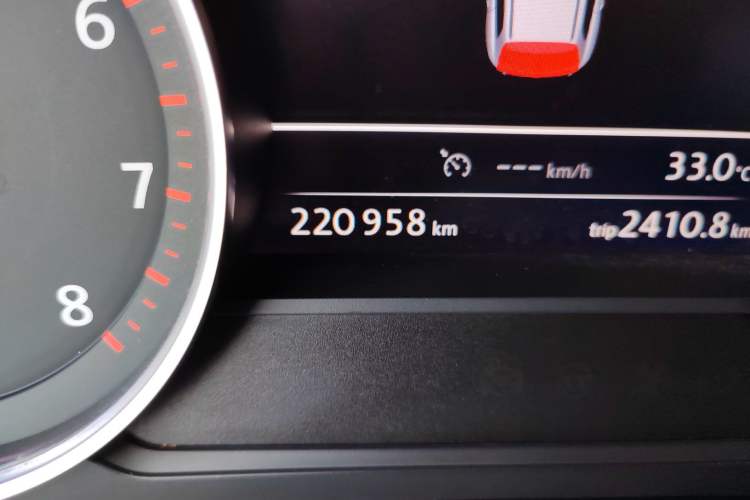 Used Volkswagen Touareg 2013 3.0 TSI X 10th Anniversary Limited Edition Odometer Close Up