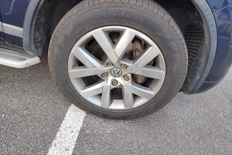 Used Volkswagen Touareg 2013 3.0 TSI X 10th Anniversary Limited Edition Right Front Wheel Hub