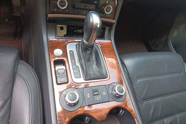 Used Volkswagen Touareg 2013 3.0 TSI Limited Luxury Edition Gear Lever