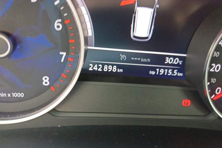 Used Volkswagen Touareg 2013 3.0 TSI Limited Luxury Edition Odometer Close Up