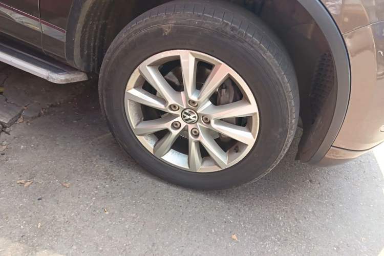 Used Volkswagen Touareg 2013 3.0 TSI Limited Luxury Edition Right Front Wheel Hub