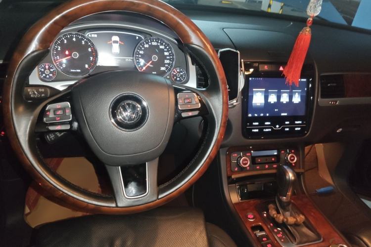 Used Volkswagen Touareg  Center Console