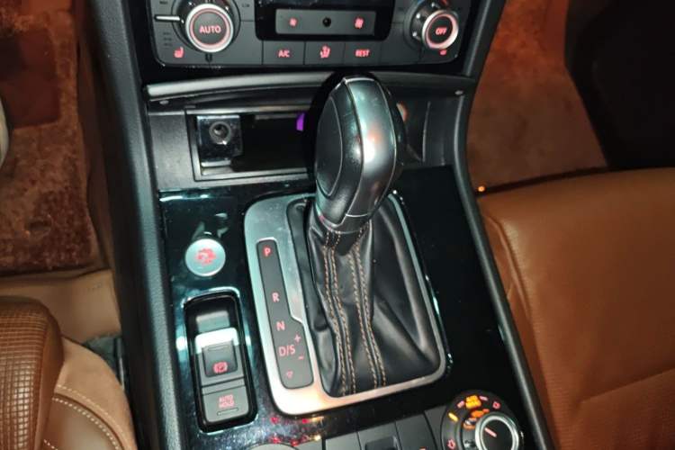 Used Volkswagen Touareg 2013 3.0 TSI X 10th Anniversary Limited Edition Gear Lever