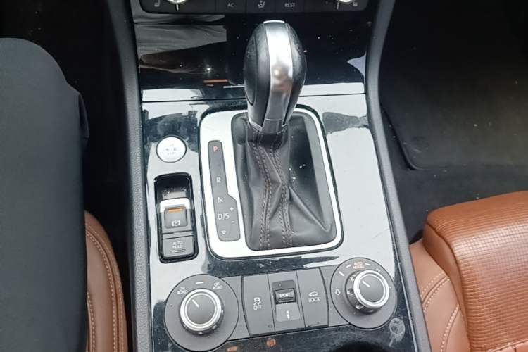 Used Volkswagen Touareg 2013 3.0 TSI X 10th Anniversary Limited Edition Gear Lever