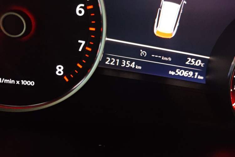 Used Volkswagen Touareg 2013 3.0 TSI X 10th Anniversary Limited Edition Odometer Close Up