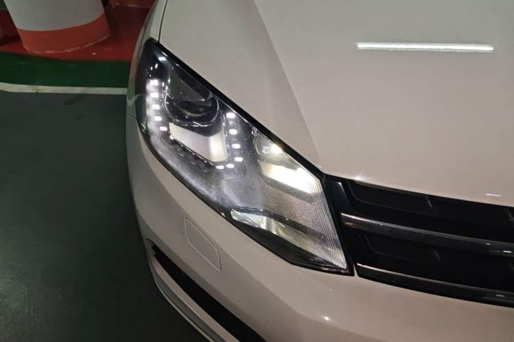 Used Volkswagen Touareg 2013 3.0 TSI X 10th Anniversary Limited Edition Right Front Headlight