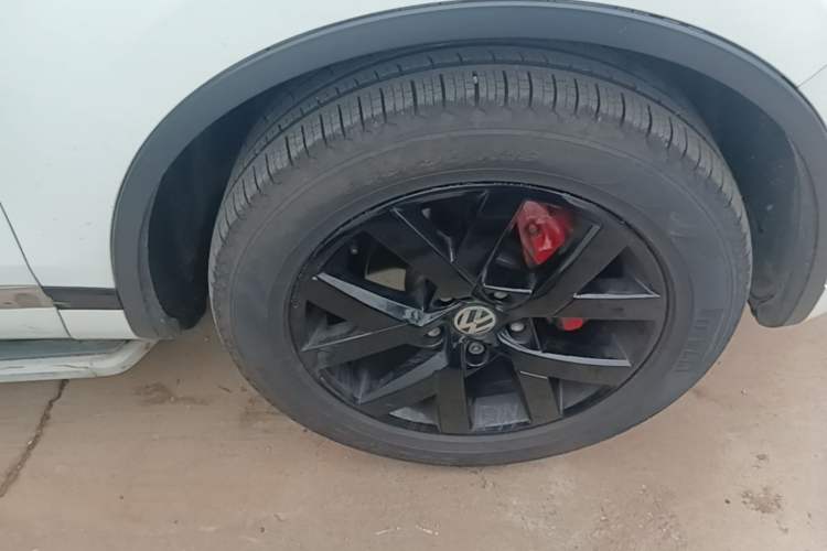 Used Volkswagen Touareg 2013 3.0 TSI X 10th Anniversary Limited Edition Right Front Wheel Hub