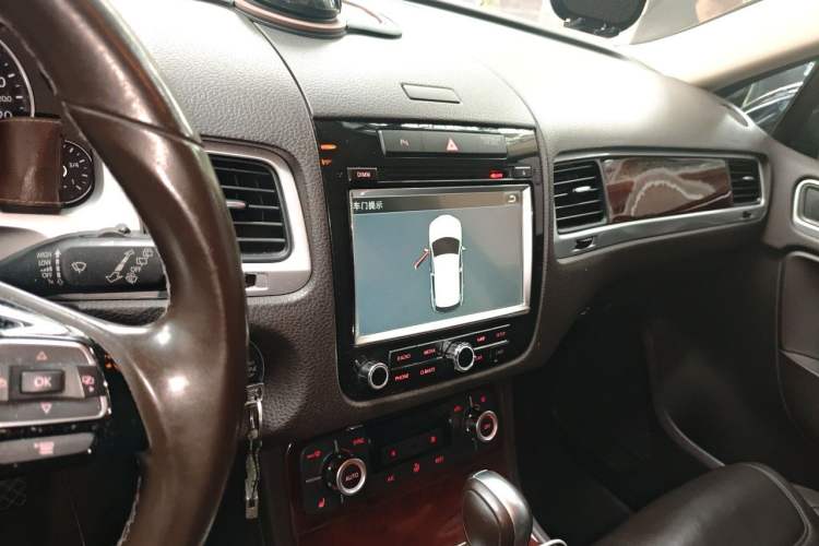 Used Volkswagen Touareg 2014 3.0 TSI New Edition Audio And AC Panel