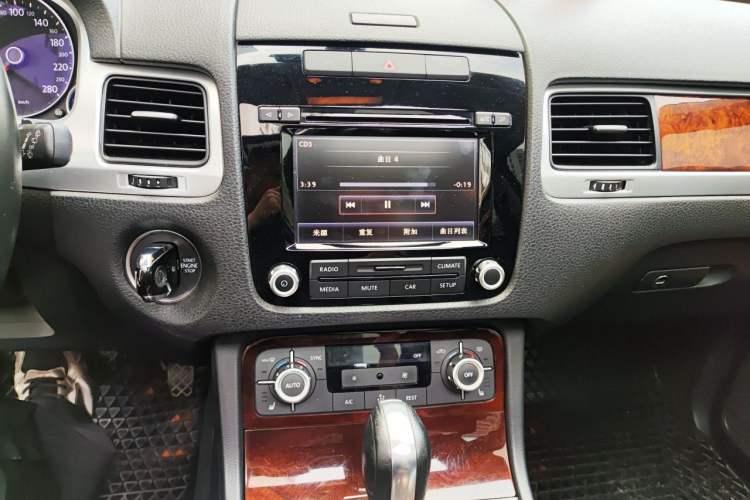 Used Volkswagen Touareg 2014 3.0 TSI New Edition Audio And AC Panel