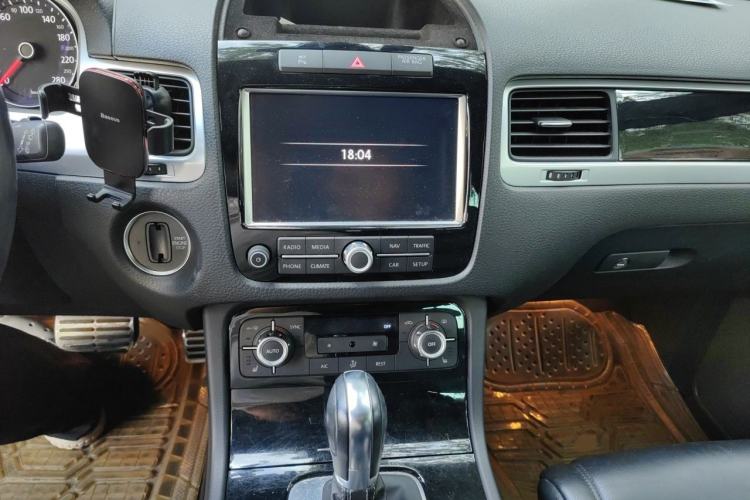 Used Volkswagen Touareg 2014 3.0 TSI Black Explorer Audio And AC Panel