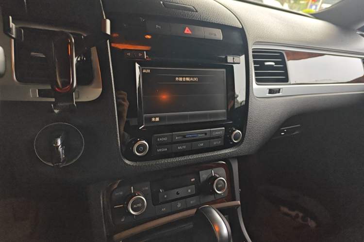 Used Volkswagen Touareg 2014 3.0 TSI New Edition Audio And AC Panel