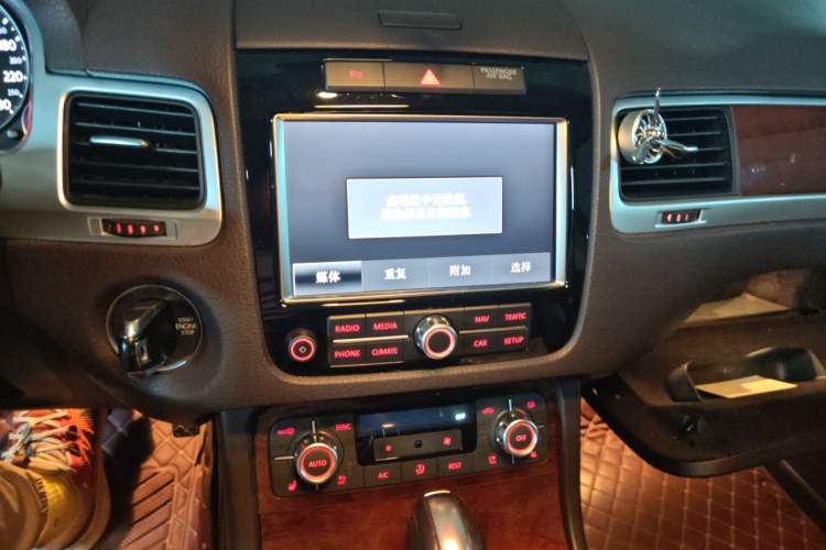 Used Volkswagen Touareg 2014 3.0 TSI New Edition Audio And AC Panel