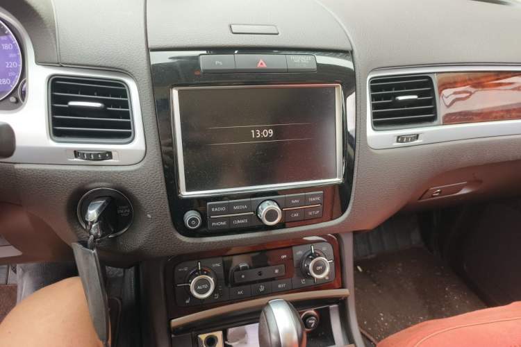 Used Volkswagen Touareg 2014 3.0 TSI New Edition Audio And AC Panel
