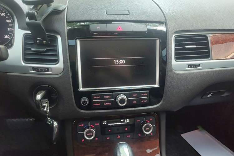 Used Volkswagen Touareg 2014 3.0 TSI New Edition Audio And AC Panel