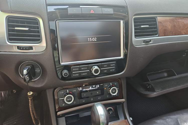 Used Volkswagen Touareg 2014 3.0 TSI New Edition Audio And AC Panel