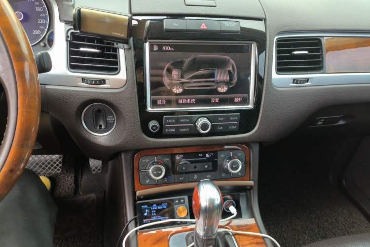 Used Volkswagen Touareg 2014 3.0 TSI New Edition Audio And AC Panel