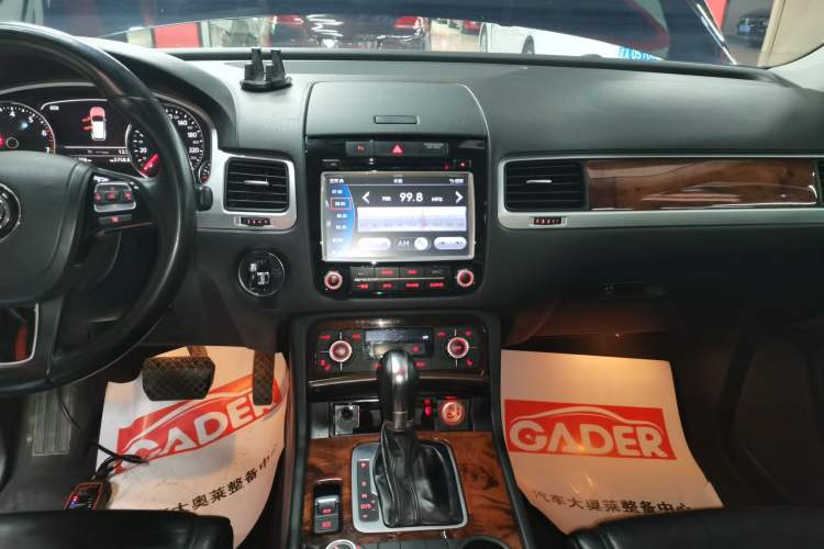 Used Volkswagen Touareg 2014 3.0 TSI New Edition Audio And AC Panel