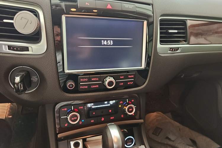 Used Volkswagen Touareg 2014 3.0 TSI New Edition Audio And AC Panel