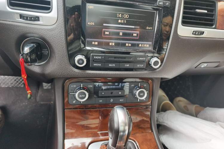 Used Volkswagen Touareg 2014 3.0 TSI New Edition Audio And AC Panel