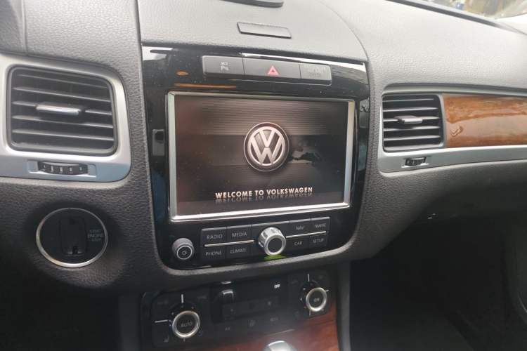 Used Volkswagen Touareg 2014 3.0 TSI Black Explorer Audio And AC Panel
