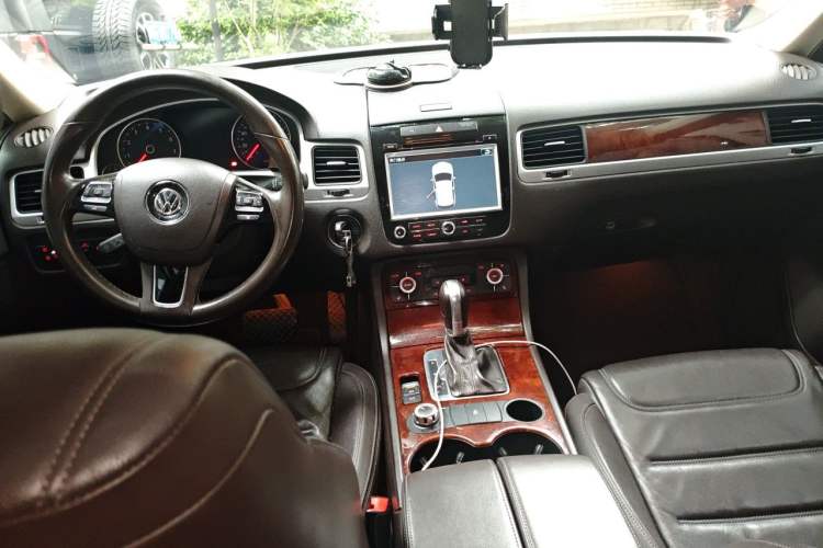Used Volkswagen Touareg 2014 3.0 TSI New Edition Center Console