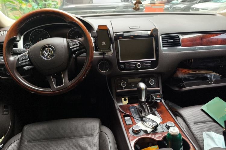 Used Volkswagen Touareg 2014 3.0 TSI New Edition Center Console