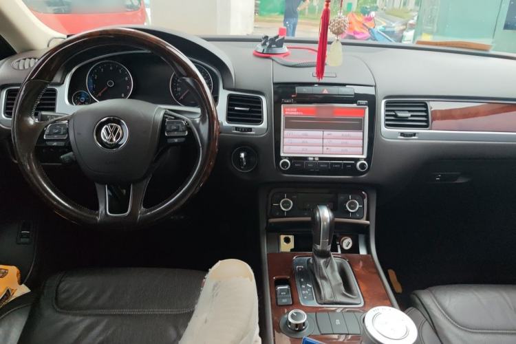Used Volkswagen Touareg 2014 3.0 TSI New Edition Center Console
