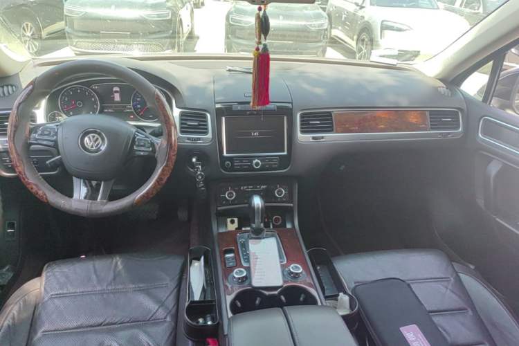 Used Volkswagen Touareg  Center Console