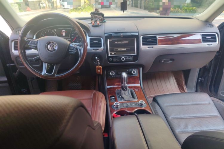 Used Volkswagen Touareg 2014 3.0 TSI New Edition Center Console