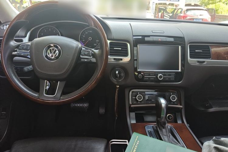 Used Volkswagen Touareg 2014 3.0 TSI New Edition Center Console