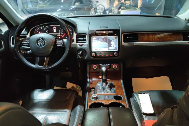 Used Volkswagen Touareg 2014 3.0 TSI New Edition Center Console