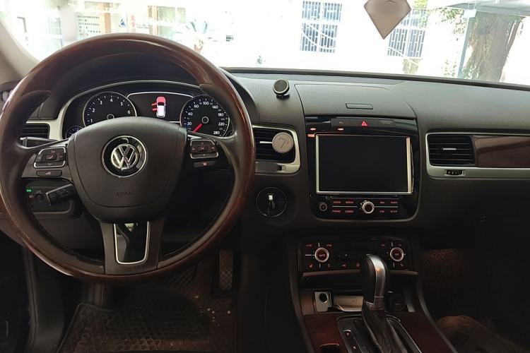 Used Volkswagen Touareg 2014 3.0 TSI New Edition Center Console
