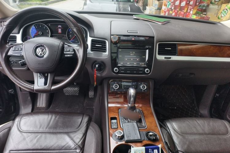 Used Volkswagen Touareg 2014 3.0 TSI New Edition Center Console
