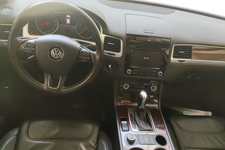 Used Volkswagen Touareg 2014 3.0 TSI New Edition Center Console