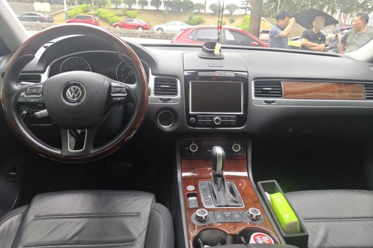 Used Volkswagen Touareg 2014 3.0 TSI Black Explorer Center Console