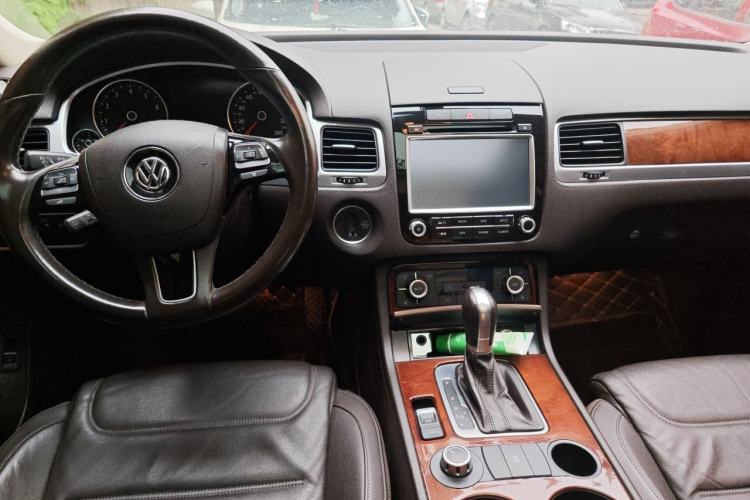 Used Volkswagen Touareg 2014 3.0 TSI New Edition Center Console