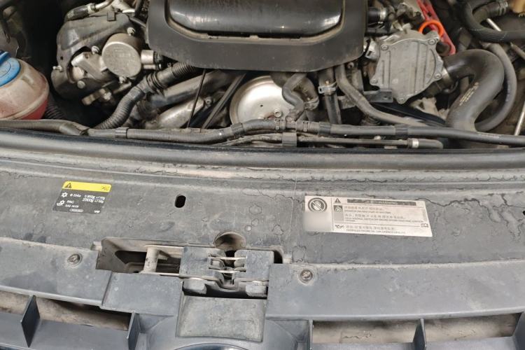 Used Volkswagen Touareg 2014 3.0 TSI New Edition Engine Bay