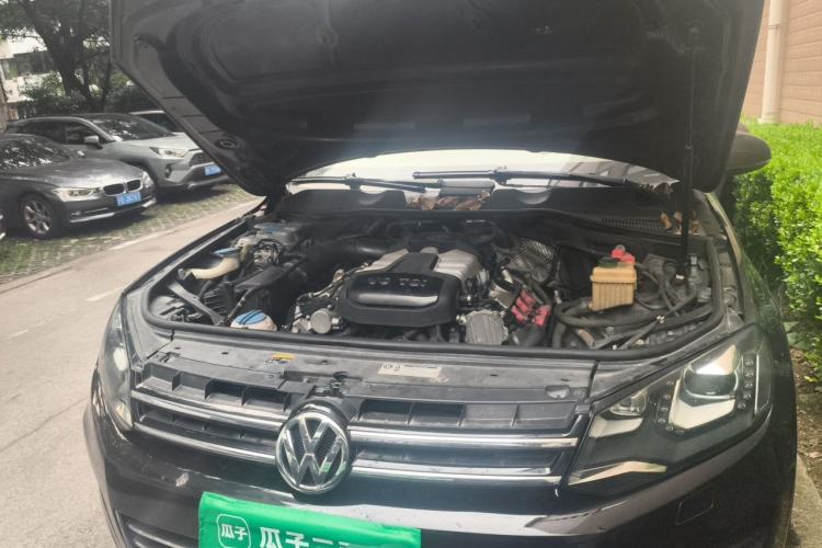 Used Volkswagen Touareg 2014 3.0 TSI New Edition Engine Bay