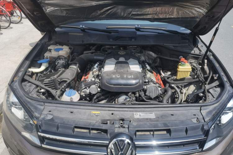 Used Volkswagen Touareg 2014 3.0 TSI New Edition Engine Bay