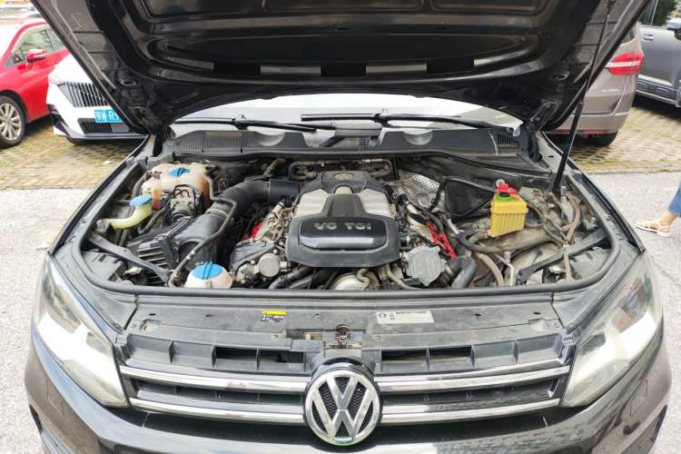 Used Volkswagen Touareg 2014 3.0 TSI New Edition Engine Bay