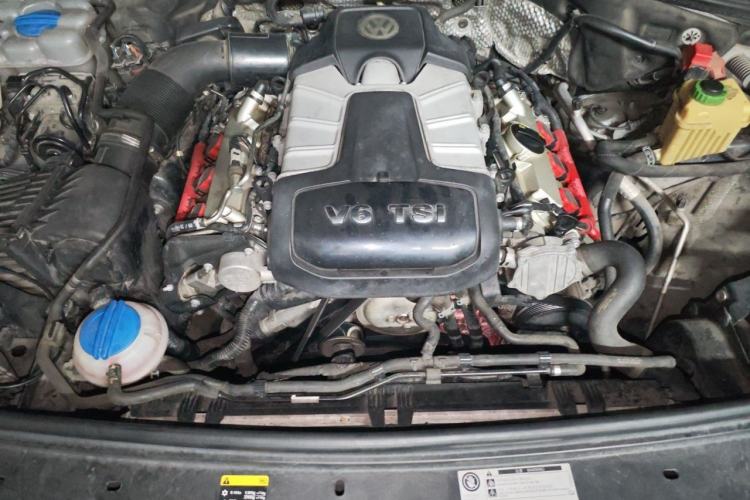 Used Volkswagen Touareg 2014 3.0 TSI New Edition Engine Bay