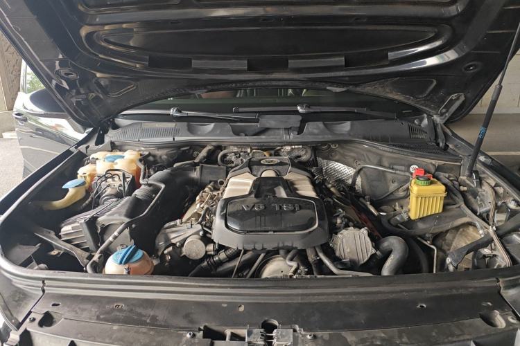 Used Volkswagen Touareg 2014 3.0 TSI New Edition Engine Bay