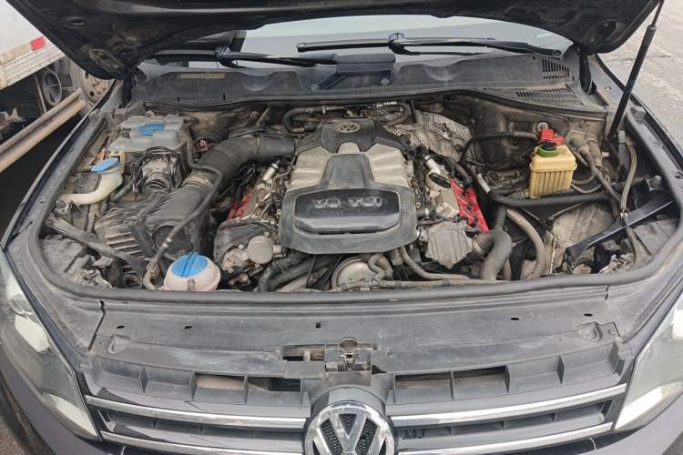 Used Volkswagen Touareg 2014 3.0 TSI New Edition Engine Bay